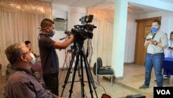 Periodista venezolano de VPI en medio de una rueda de prensa a inicios de la pandemia. Caracas, Venezuela. Marzo, 16 2020.