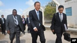 Le Secrétaire général de l'ONU, Ban Ki-moon, lors de sa visite à Mogadiscio (AP)