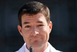 El doctor Sean Conley, médico del presidente Donald Trump, informa a la prensa en el centro médico militar Walter Reed, en Bethesda, Maryland, el domingo 4 de octubre de 2020.