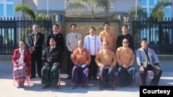 ဒေါက်တာအောင်မိုးညို ဦးဆောင်တဲ့ NLD ပါတီ ကိုယ်စားလှယ်တွေနဲ့ ကချင်ပြည်နယ်က တိုင်းရင်းသား နိုင်ငံရေးပါတီ ခေါင်းဆောင်များ။ (ဇန်နဝါရီ ၁၊ ၂၀၂၁။ ဓာတ်ပုံ - အားမီ)