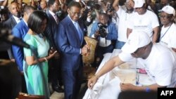 Teodoro Obiang Nguema, le président équato-guinéen, vote dans un bureau à Malabo, le 24 avril 2016.