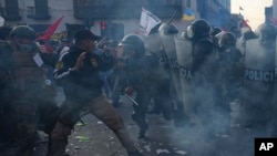 Manifestantes en apoyo al presidente de Perú, Pedro Castillo, se enfrentan a las fuerzas del orden en Lima, la capital, el 10 de noviembre de 2022.