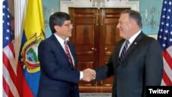 El secretario de Estado de EE.UU., Mike Pompeo, da la bienvenida al canciller de Ecuador José Valencia en Washington el 26 de noviembre de 2018.