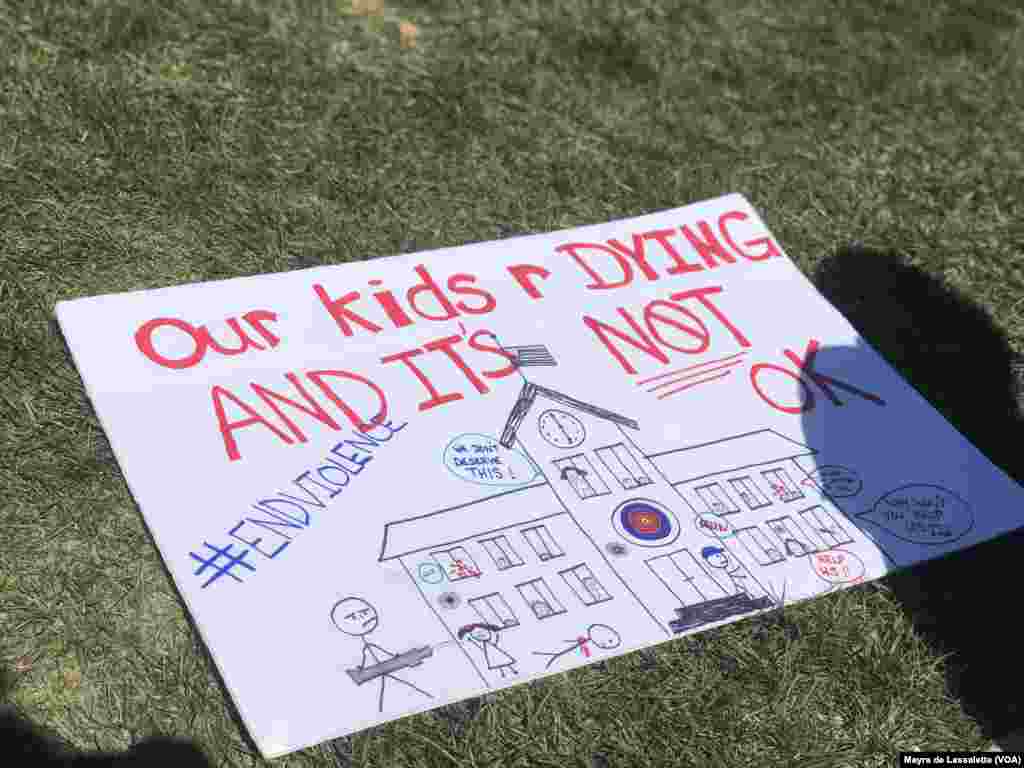 Un dessin d'enfants réclamant une meilleure législation sur le contrôle des armes à feu déposé sur la pelouse, à Washington DC, le 24 mars 2018.