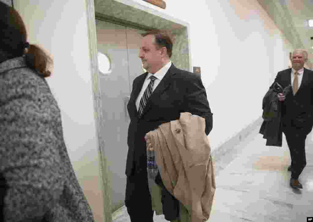 Le 15 juillet 2017, Walter Shaub démissionne du Bureau américain pour l'éthique gouvernementale après s'être heurté à la Maison-Blanche au sujet des avoirs financiers compliqués de Donald Trump. Il a qualifié l'administration Trump de "risée" après sa démission, et il a plaidé pour le renforcement des règles américaines de déontologie et de divulgation financière. Walter M. Shaub Jr., directeur du Bureau américain pour l'éthique gouvernementale à Capitol Hill, à Washington, le 23 janvier 2017.