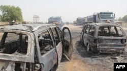 Des voitures brûlées après un attentat meurtrier commis par des membres présumés de l'État islamique de la province d'Afrique de l'Ouest (ISWAP) à Auno, au Nigeria, le 9 février 2020. (AFP)