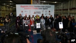 Para aktivis mengadakan konferensi pers di dalam kapal Koalisi "Freedom Flotilla" (Armada Kebebasan) saat berlabuh di pelabuhan Tuzla di Istanbul, Turki. 