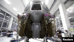 La cápsula SpaceX Dragon es vista en la sede de SpaceX en Hawthorne, California, EE.UU., el 13 de agosto de 2018.