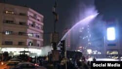 سرکوبی تظاهرات در تهران با استفاده از ماشین‌های آب‌پاش نیروی انتظامی