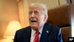 Prezidan Donald Trump pale ak jounalis yo abo avyon Air Force One, kote li siyen yon pwoklamasyon pou deklare 9 Fevriye Jounen Golf Amerik la, 9 Fevriye 2025.