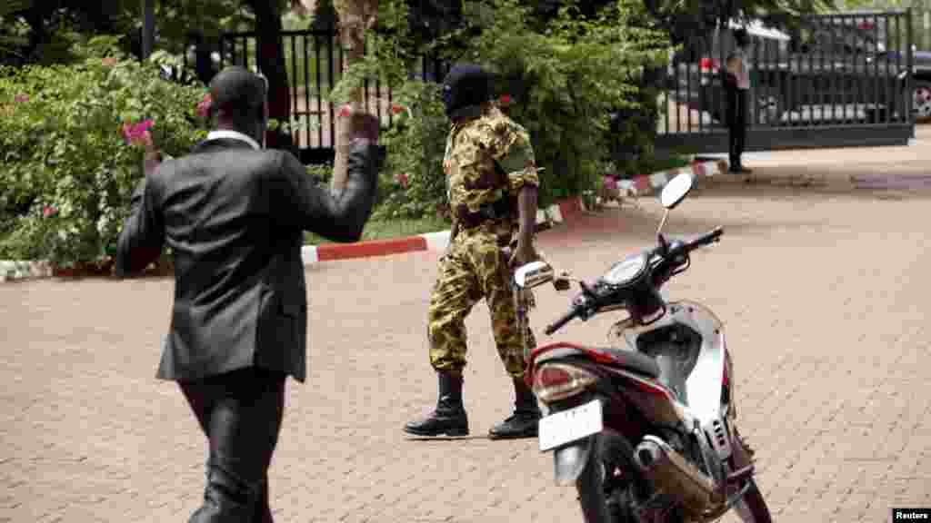 Un membre du Régiment de la sécurité présidentielle, visage masqué, s'approche de l'hôtel Laico à Ouagadougou, au Burkina Faso, 20 septembre 2015.