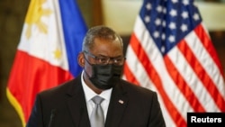 美国国防部长劳埃德·奥斯汀（Lloyd Austin）2021年7月30日访问菲律宾时，在与菲律宾防长会晤后举行的记者会上发表讲话。