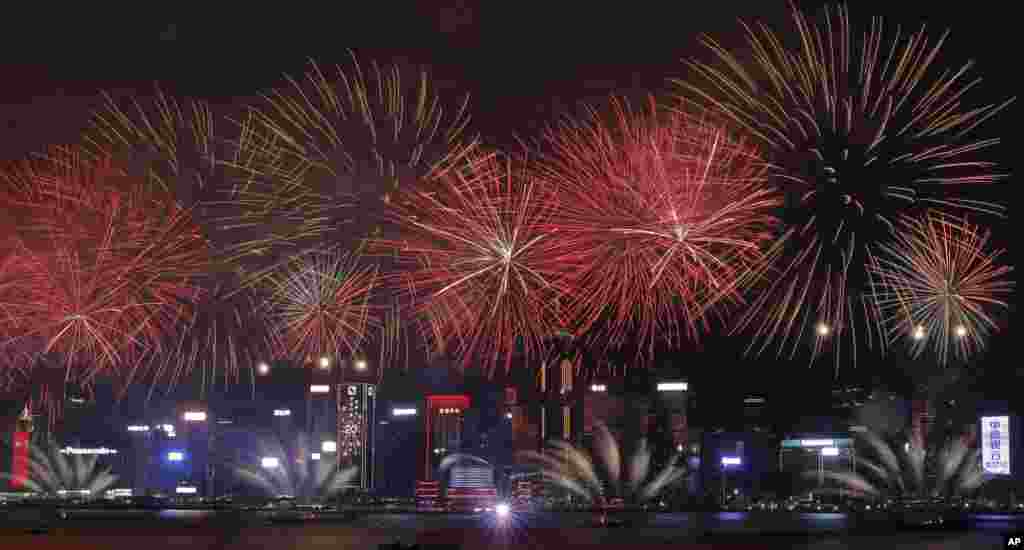 在香港维多利亚港上空，庆祝香港移交中国20周年的礼花绽放（7月1日）