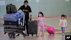 2020年3月23日乘客抵达香港机场。香港对非居民将关闭边境14天。