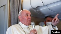 El papa Francisco ofrece una conferencia de prensa a bordo del avión papal en su regreso al Vaticano tras visitar Irak, el 8 de marzo de 2021.