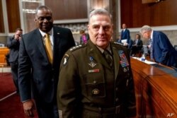 El secretario de Defensa Lloyd Austin, a la izquierda, y el jefe del Estado Mayor Conjunto, el general Mark Milley, llegan para una audiencia presupuestaria de las Fuerzas Armadas del Senado en el Capitolio en Washington, el 10 de junio de 2021.