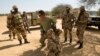 Un soldat des forces spéciales américaines montre comment arrêter un suspect lors de Flintlock 2014, une mission internationale de formation dirigée par les États-Unis pour les militaires africains, à Diffa, au Niger, le 4 mars 2014. (REUTERS/Joe Penney)