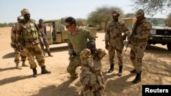 Un soldat des forces spéciales américaines montre comment arrêter un suspect lors de Flintlock 2014, une mission internationale de formation dirigée par les États-Unis pour les militaires africains, à Diffa, au Niger, le 4 mars 2014. (REUTERS/Joe Penney)