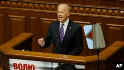 Wakil Presiden Amerika Joe Biden berpidato di hadapan parlemen Ukraina, di Kyiv, Selasa (8/12).