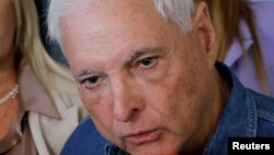 ARCHIVO: El expresidente de Panamá Ricardo Martinelli captado el 6 de febrero de 2024, mientras interponía denuncia para investigar al presidente panameño Laurentino Cortizo y al vicepresidente José Gabriel Carrizo. En la embajada de Nicaragua en Ciudad de Panamá.