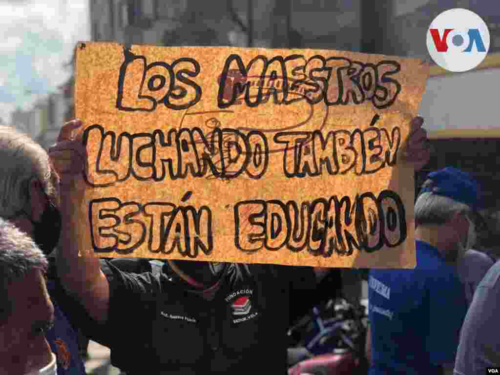 "Somos docentes, no somos delincuentes", coreaban los profesionales de la educación.