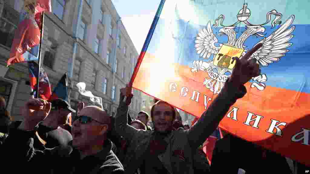 Anti-rally demonstrators gather at the beginning of an anti-war rally and march in downtown Moscow, Russia, Sept. 21, 2014.