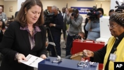 La congresista demócrata Diana DeGette deposita su voto temprano en un colegio electoral en Colorado.