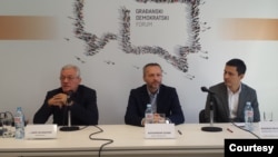 Rade Veljanovski (GDF), Miodrag Milosavljević (Fond za otvoreno društvo) i Aleksandar Olenik (GDF) na tribini Građanskog demokratskog foruma posvećenoj uzbunjivačima.