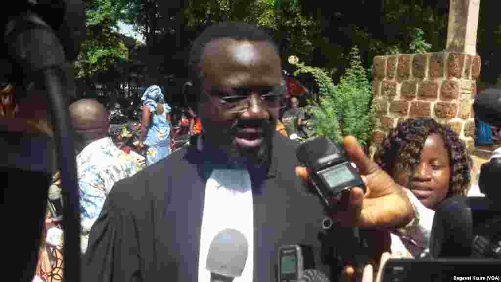 Me Bénéwendé Stanislas Sankara, un des avocats de la famille l'ancien président Thomas Sankara lors d'un point de presse à Ouagadougou, Burkina, 13 octobre 2015 (VOA/Bagassi Koura)