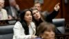 Votantes de Arizona decidirán si la policía podrá arrestar a personas por cruzar ilegalmente a EEUU