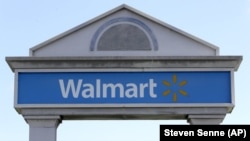 Archivo - Walmart contratará 150 mil trabajadores para atender el incremento de las compras en línea.