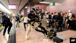 香港警察在港鐵太子站毆打抗議者。（2019年8月31日）