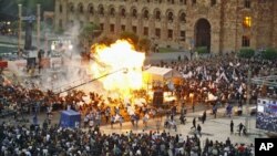 Qazla doldurulmuş balonlar Yerevanda konsert nümayişində partlayır, 4 may 2012