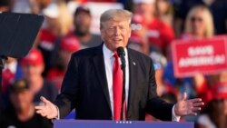 Bivši predsednik Donald Tramp na mitingu u Velingtonu, u Ohaju, 26. juna 2021. (Foto: AP/Tony Dejak)