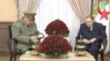 Le président algérien, Abdelaziz Bouteflika, a rencontré le chef d'état-major de l'armée, le lieutenant-général Ahmed Gaid Salah, à Alger, en Algérie, dans le document en question, tiré d'une séquence télévisée publiée le 11 mars 2019.