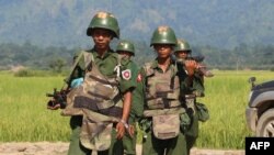 ရခိုင်ပြည်နယ်အတွင်းရှိ တပ်မတော်သားများကို တွေ့ရစဉ် (
အောက်တိုဘာ ၂၀၁၆ ) 