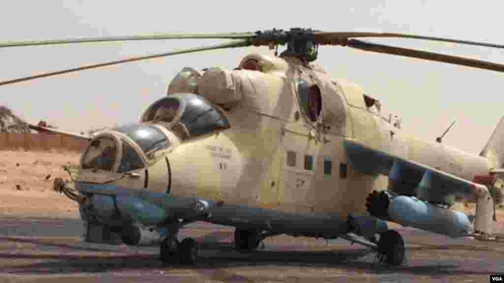 Un hélicoptère de combat de l'armée tchadienne à l'aéroport de Diffa