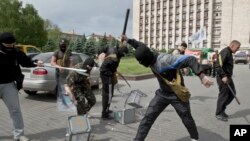 У Донецьку трощать урни призначені для виборів