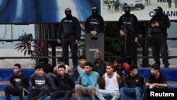 Agentes de policía presentan a los detenidos que irrumpieron en el estudio de TC Televisión durante una transmisión televisiva en vivo en medio de la actual ola de violencia en todo el país, en Guayaquil, Ecuador, el 10 de enero de 2024.