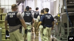 Imagem de arquivo de agentes da Polícia de Imigração e Alfândegas americana (ICE em inglês)