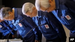 Pimpinan Tokyo Electric Power Co., (TEPCO) Tsunehisa Katsumata (tengah) didampingi eksekutif lainnya memberi hormat sebelum dimulainya konferensi pers di kantor pusat perusahaan itu di Tokyo, 30 Maret 2011. (Foto: dok).