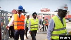 Le candidat américain à la tête de la Banque mondiale, Ajay Banga (au centre), visite une centrale électrique financée par la Banque mondiale à Yopougon, dans la banlieue d'Abidjan, le 7 mars 2023. 