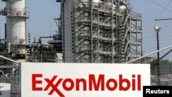 ARSIP - Pemandangan lokasi penyulingan Exxon Mobil di Baytown, Texas, 15 September 2008 (foto: REUTERS/Jessica Rinaldi)