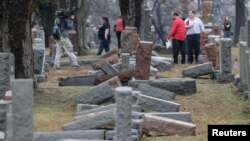 Plus de 170 pierres tombales profanées dans un cimetière juif, Saint-Louis, Missouri, le 21 février 2017. 