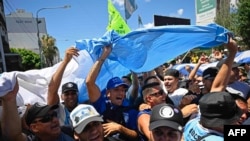 Miembros de sindicatos y organizaciones sociales intentan cruzar el puente Pueyrredon mientras miembros de la Policía Federal lo custodian, en medio de un paro nacional contra el gobierno de Milei, en Avellaneda, Provincia de Buenos Aires, Argentina, el 24 de enero de 2024.