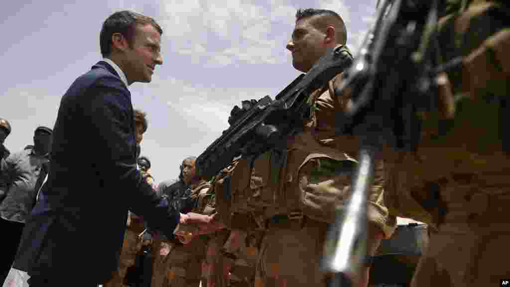 Emmanuel Macron Franci Djamanatigui Koura Tara Gao Mali La. Gao, mai kalo tile 19, 2017. 
