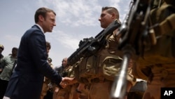Le président français Emmanuel Macron est venu rencontrer les soldats français au Mali, le 19 mai 2017.