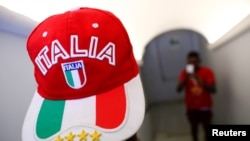 Seorang remaja migran berpose di sebuah pusat imigrasi di Caltagirone, Italia, 20 April 2016. (Foto: dok).