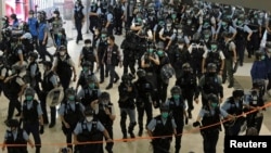 香港出动大批警察驱散在一个商场举行抗议政府活动的示威者。（2020年4月28日）