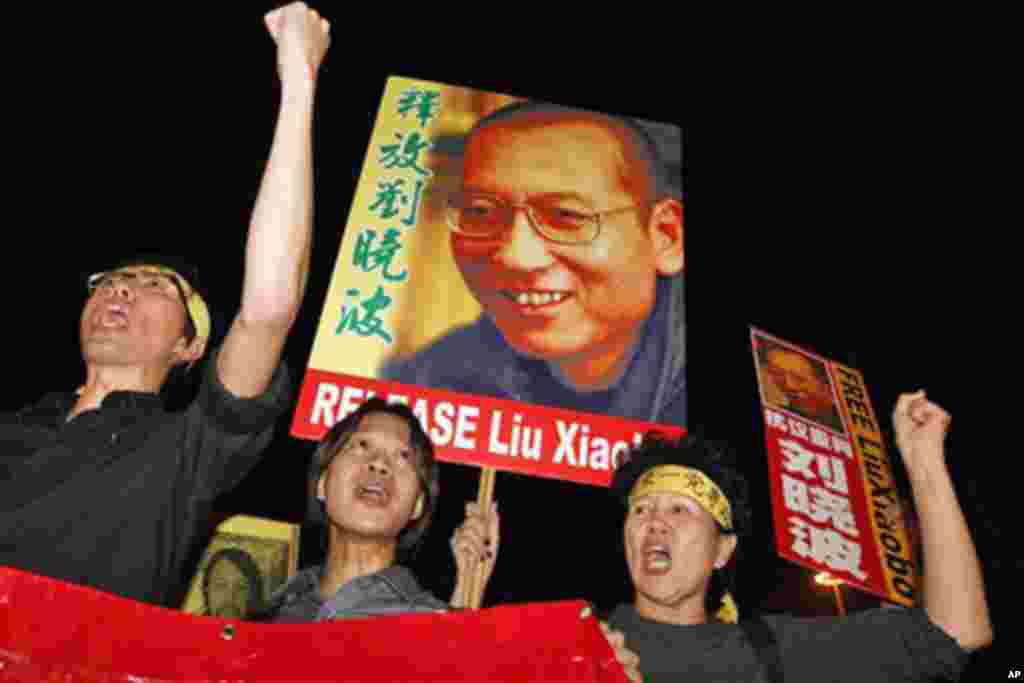 2010年10月8日,正在監牢服刑的“零八憲章”起草人,中國民主運動人士劉曉波獲得諾貝爾和平獎的消息傳來,香港的民主活動人士舉行抗議,呼籲釋放劉曉波。